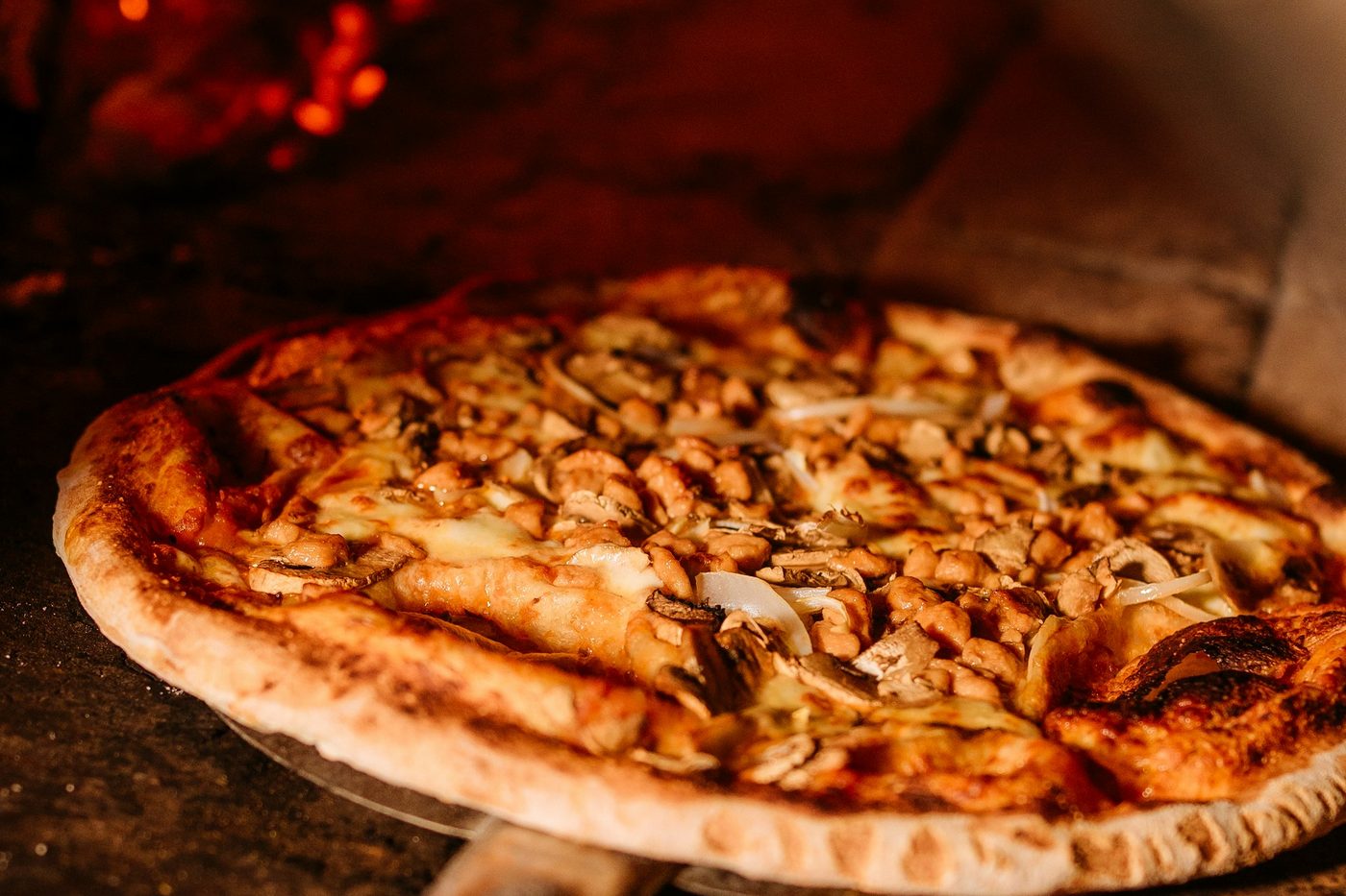 Frisch gebackene Pizza im Holzofen bei Fener Imbiss